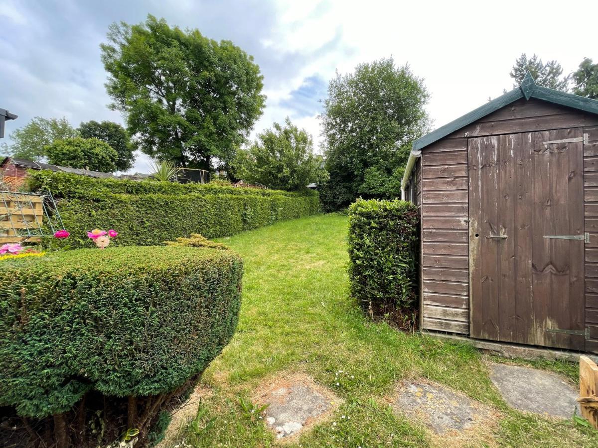 Holiday home Modern & Spacious With Garden And Parking Sheffield